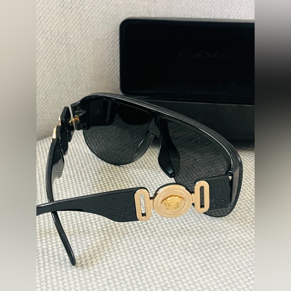 Stylish Versace Black Sunglasses with Gold Accents - Picture 7 of 11